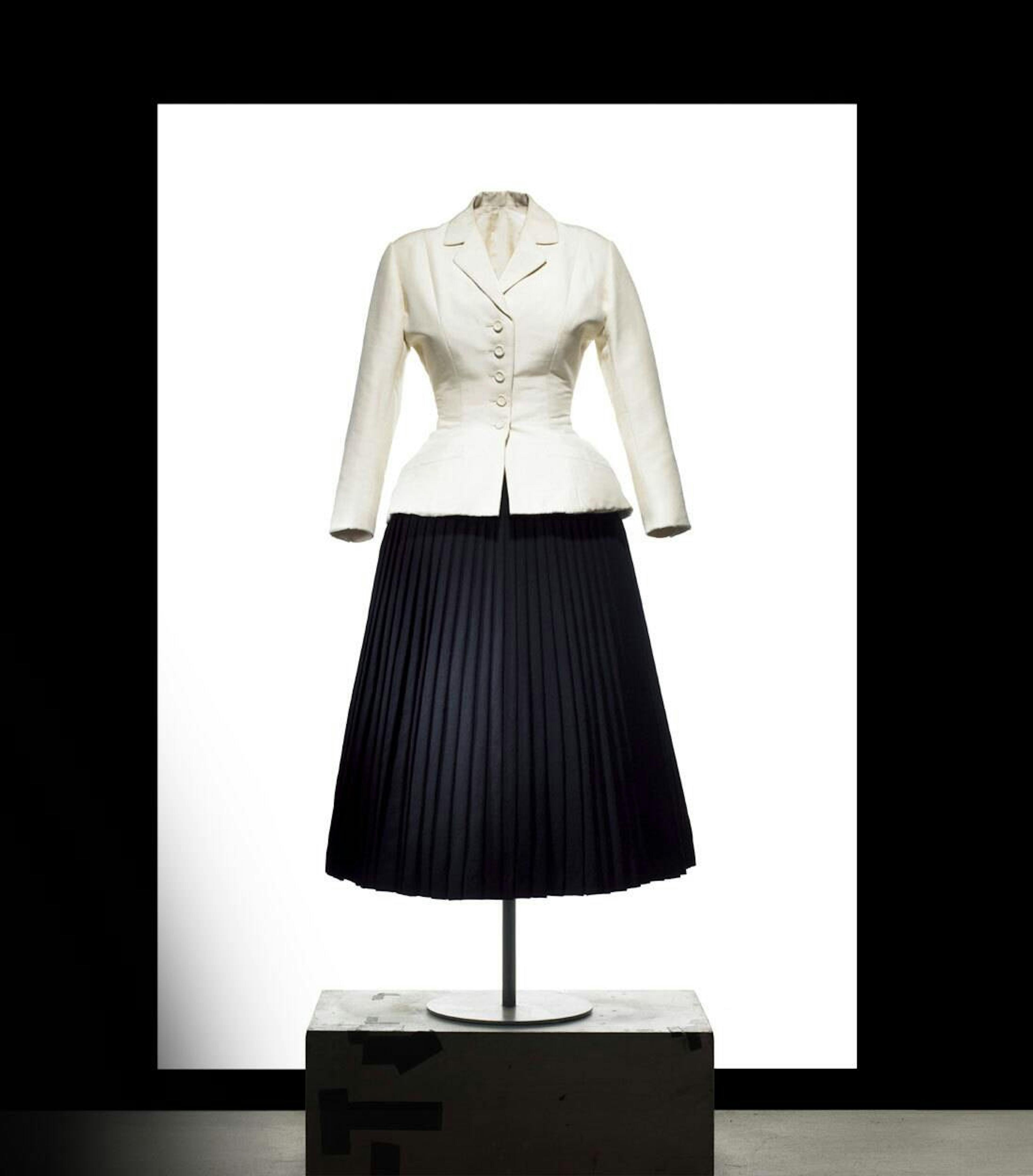 Bar suit, haute couture collection Spring-Summer 1947. Photo © Laziz Hamani