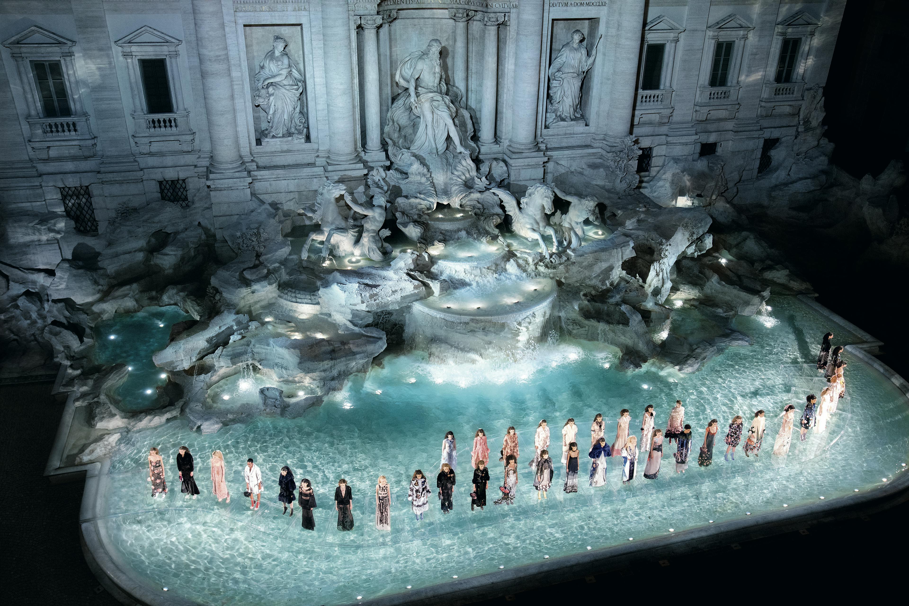 Fendi Haute Fourrure Fall/Winter 2016-17 Show at the Trevi Fountain in Rome (2016)