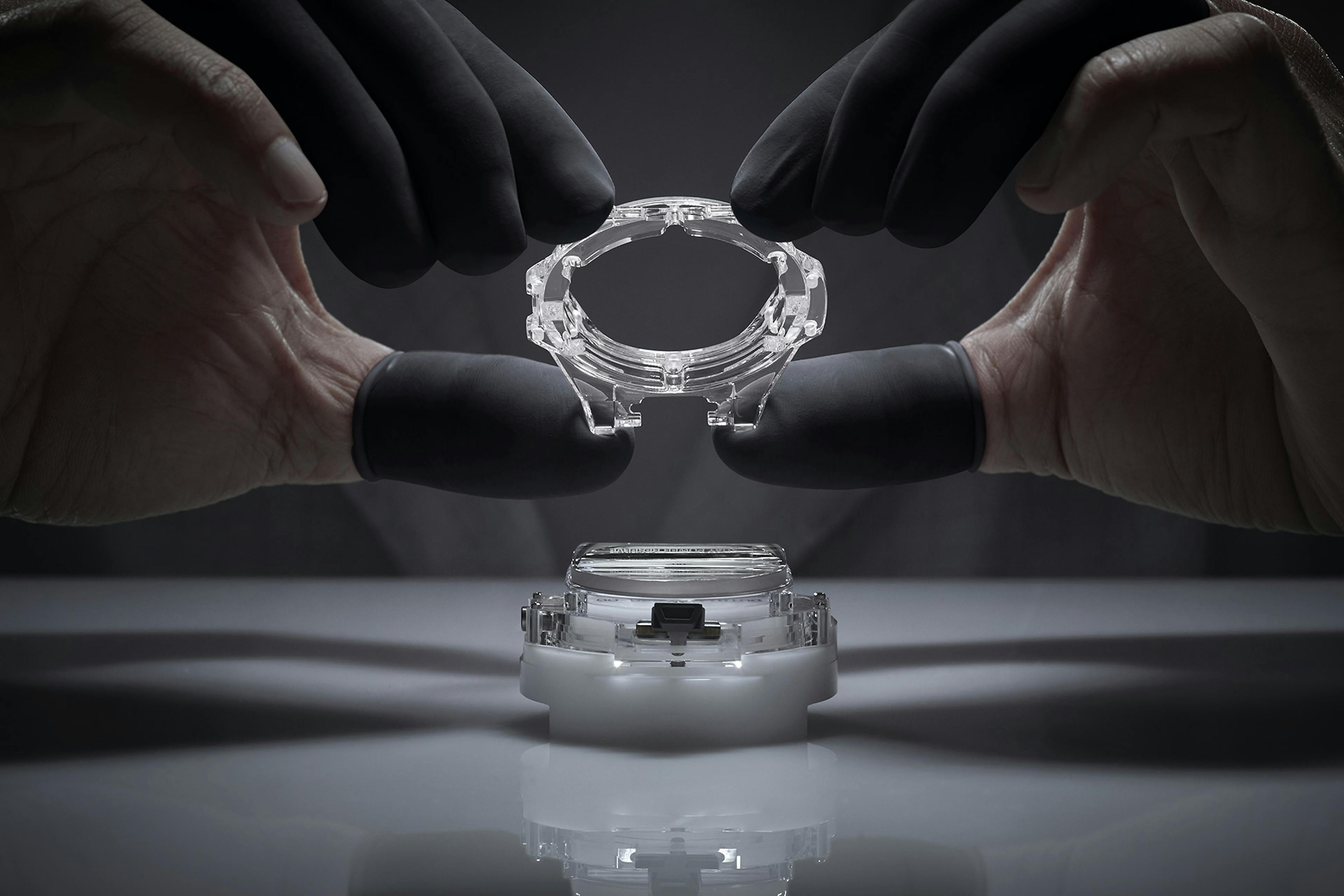 Assembly of a Big Bang case in sapphire // Assemblage de la boîte en saphir de la Big Bang © Hublot